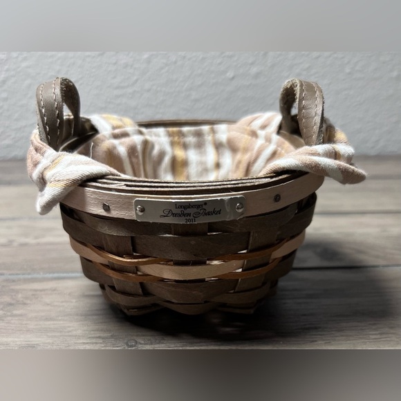 Longaberger 2011 Dresden Basket w/striped tan & white liner 2 leather handles - Picture 1 of 12